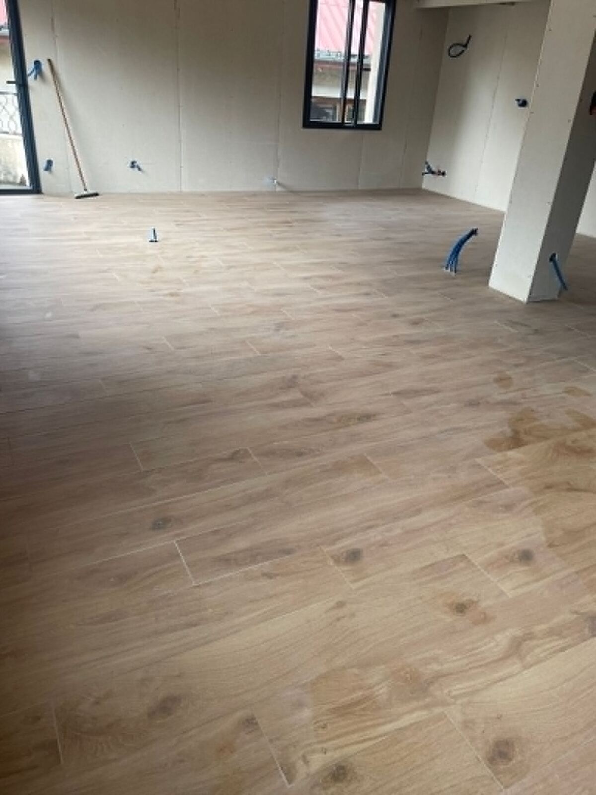 Pose de carrelage imitation parquet grand format 30x120 cm
