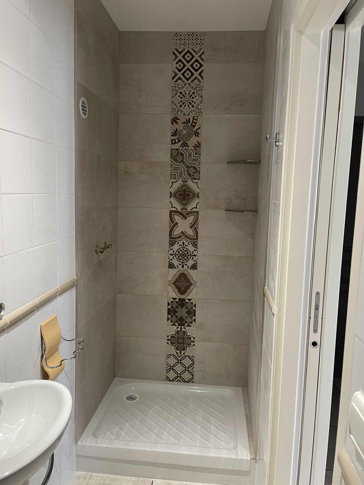 Douche avec frise de carreaux de ciment décoratifs