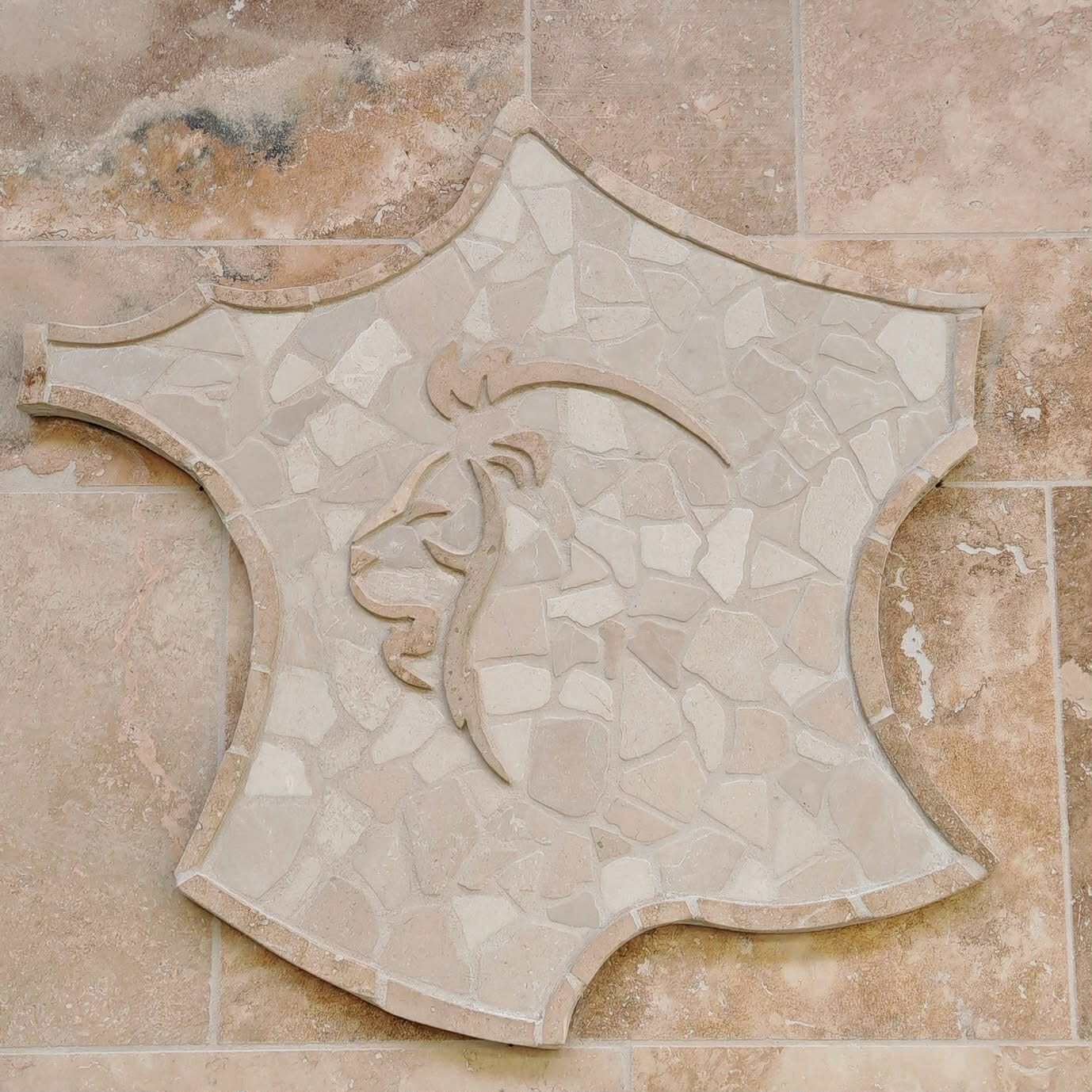 Médaillon en mosaïque de travertin, motif tête de lion, encastré dans une terrasse