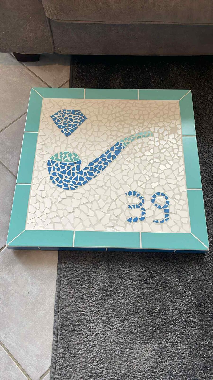 Plaque murale en mosaïque, motif pipe et numéro 39