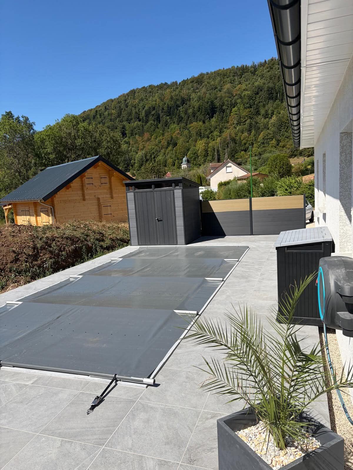 Terrasse carrelée sous pergola aluminium